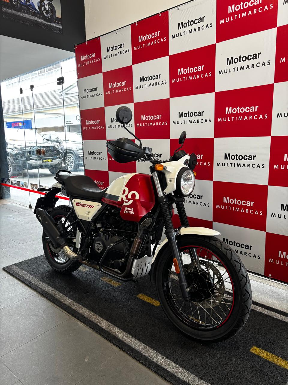 Moto usada royal enfield scram na cor branca e vermelha. seminova.