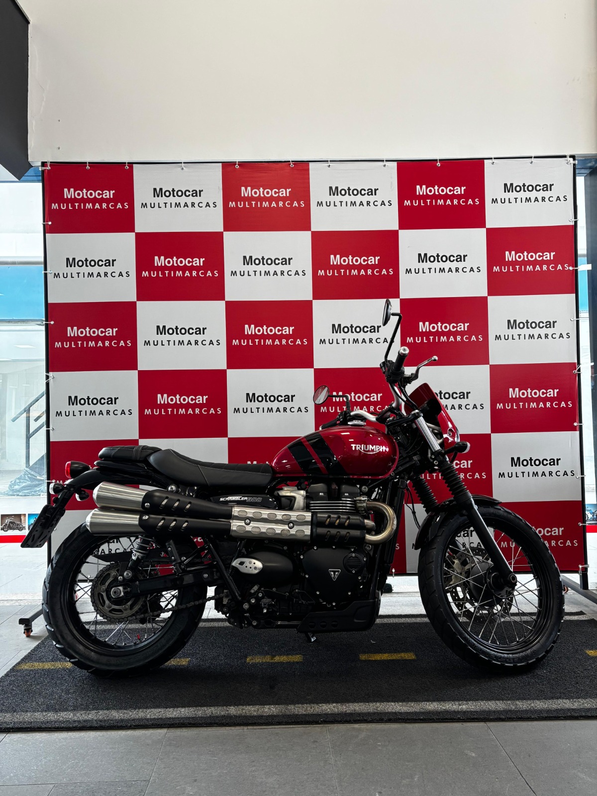 Motocicleta triumph street scrambler 900 cc vermelha seminova